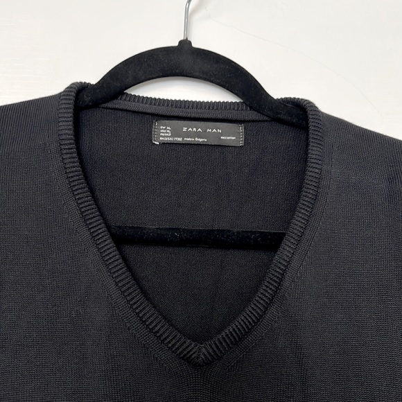 Zara men’s v-neck sweater in black - Picture 2 of 2